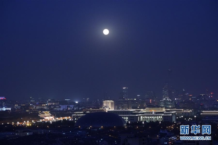 （社会）（3）天幕上演月全食美景 华夏共度“红月亮之夜”