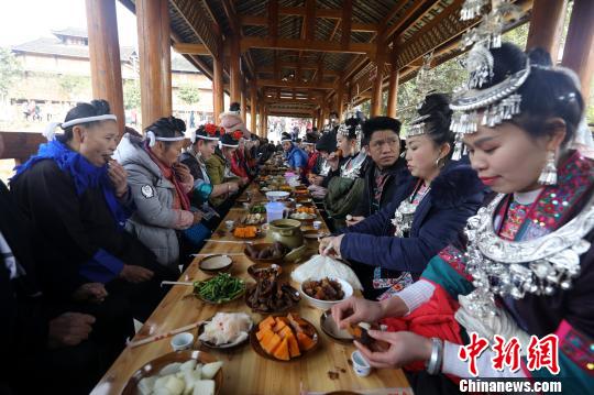 人们共尝百家宴。　吴练勋 摄