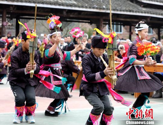 侗族同胞吹芦笙庆祝。　吴练勋 摄