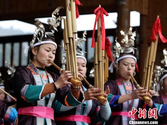 侗族同胞吹芦笙庆祝。　吴练勋 摄