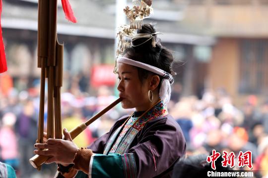 一村民在吹芦笙。　吴练勋 摄