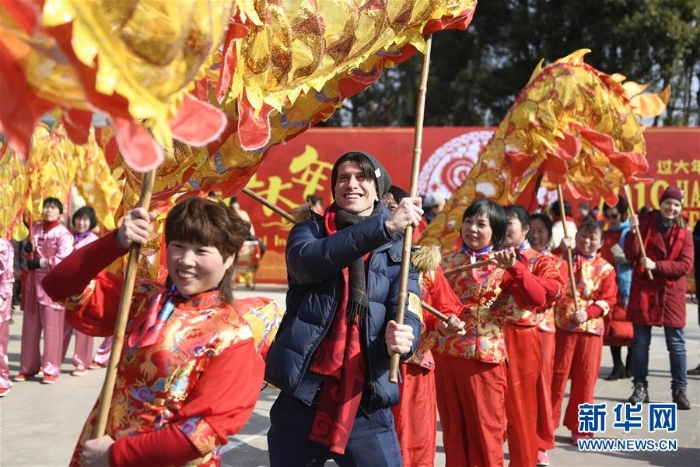 （社会）（1）外国友人在中国乡村体验民俗