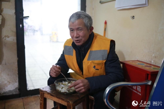 旅客们能顺利、舒适地在车厢里用水，背后是上水员们的辛勤付出。正是有了他们，才让旅客一路温暖前行。