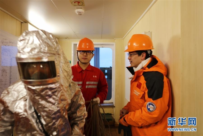 （图文互动）（1）中国南极科考队举行应急消防弃船演练