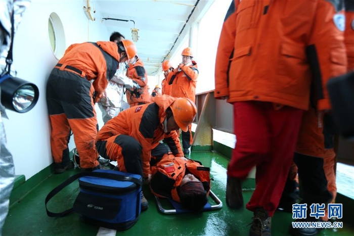 （图文互动）（2）中国南极科考队举行应急消防弃船演练