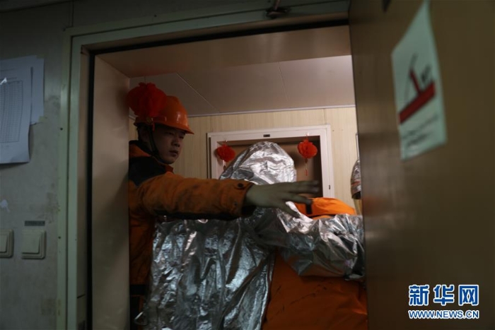 （图文互动）（4）中国南极科考队举行应急消防弃船演练