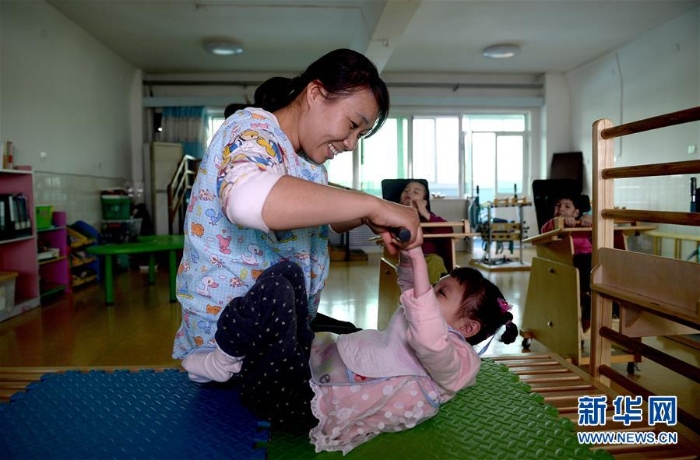 （社会）（10）孤残儿童和他们的护理员“妈妈”