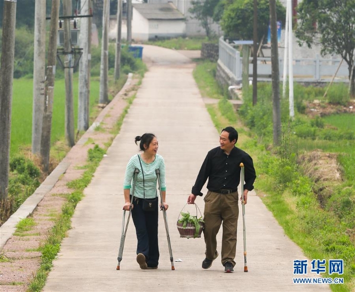 （图片故事）（3）助残日：挚爱与家园