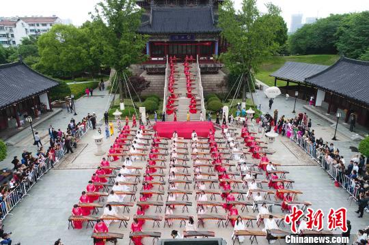 中国古筝日泰州数百古筝爱好者弹奏《渔舟唱晚》