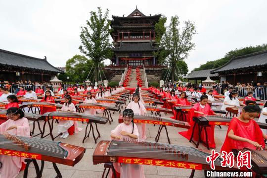 图为20日，泰州数百人弹奏古筝，旨在弘扬中华民族优秀传统文化。　汤德宏　摄