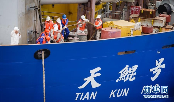 （经济）（5）中国自主设计建造重型挖泥船“天鲲号”出港海试