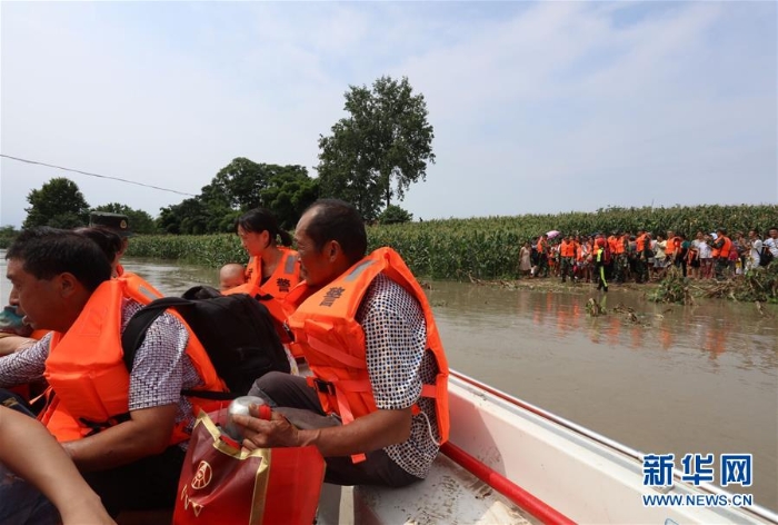 （社会）（1）四川遂宁：洪水来袭 紧急转移被困村民