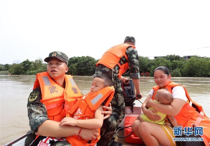（社会）（3）四川遂宁：洪水来袭 紧急转移被困村民