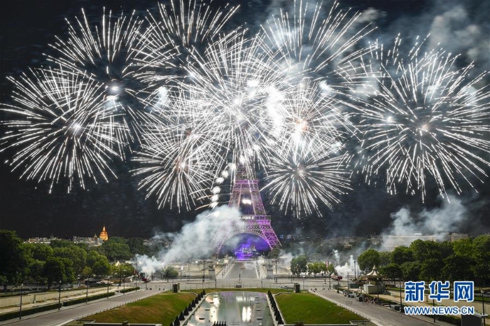 （国际）（1）法国：烟花绽放庆国庆