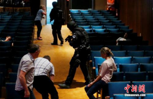 资料图：比利时警方在一家剧院内举行反恐演习。