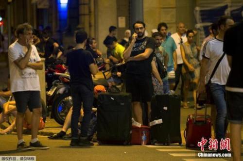 巴塞罗那热门旅游区域发生驾车撞人事件，现场十分混乱。