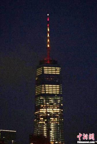 当地时间8月17日，美国纽约新世贸大厦点亮西班牙国旗色，悼念巴塞罗那恐袭遇难者。