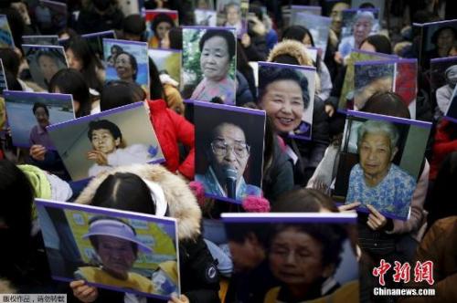 资料图：韩国民众高举慰安妇照片，在日本使馆前集会抗议。