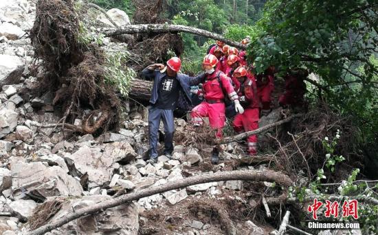 8月12日，中国国际救援队再次深入九寨沟“8.8”地震震中，成功将一名遇难者遗体转运出来。 <a target='_blank' href='http://www.chinanews.com/' _fcksavedurl='http://www.chinanews.com/' _fcksavedurl='http://www.chinanews.com/'></table>中新社</a>发 王路宽 摄