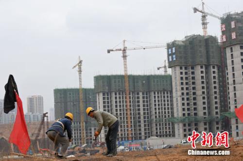 民工在一建筑工地作业。<a target='_blank' href='http://www.chinanews.com/' _fcksavedurl='http://www.chinanews.com/' _fcksavedurl='http://www.chinanews.com/'></table>中新社</a>记者 武俊杰 摄