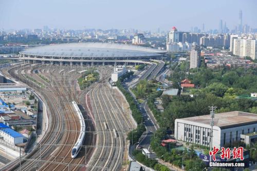 资料图：2017年6月26日，具有完全自主知识产权的国产标准动车组“复兴号”率先在京沪高铁两端的北京南站和上海虹桥站双向首发，分别担当G123次和G124次高速列车。当日下午，由上海虹桥站始发的G124次高铁列车准时抵达北京南站。 <a target='_blank' href='http://www.chinanews.com/' _fcksavedurl='http://www.chinanews.com/' _fcksavedurl='http://www.chinanews.com/'></table>中新社</a>记者 崔楠 摄