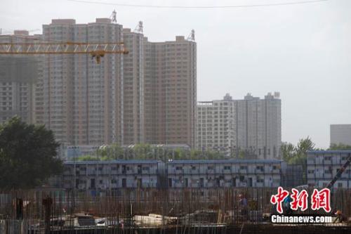 资料图：正在建设施工中的工地。 <a target='_blank' href='http://www.chinanews.com/' _fcksavedurl='http://www.chinanews.com/' _fcksavedurl='http://www.chinanews.com/'></table>中新社</a>发 张云 摄