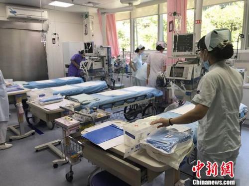 医务人员正在准备接受受伤人员。浙医二院供图