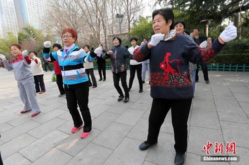 各地普遍采取了定额调整、挂钩调整与适当倾斜相结合的调整办法。(资料图)<a target='_blank' href='http://www.chinanews.com/' _fcksavedurl='http://www.chinanews.com/' _fcksavedurl='http://www.chinanews.com/'></table>中新社</a>发 张驰 摄