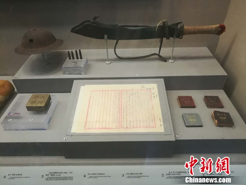 在中国人民抗日战争纪念馆展出的第29军士兵在卢沟桥抵抗日军时使用过的大刀，还有其他一些物品。上官云 摄
