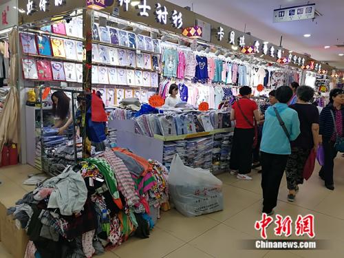 6月16日，天意小商品批发市场内，商户正忙着甩货。 <a target='_blank' href='http://www.chinanews.com/' _fcksavedurl='http://www.chinanews.com/' _fcksavedurl='http://www.chinanews.com/' ></table>中新网</a>记者 张尼 摄