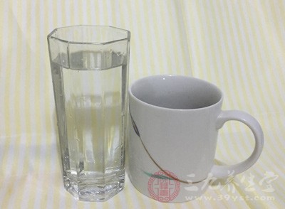 钠和水可以通过饮用盐水来补充，但是钾不行