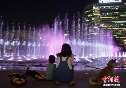 北京连日高温 民众喷泉旁纳凉