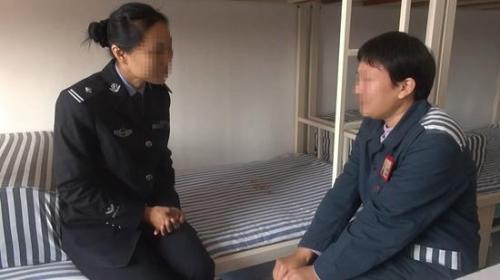 警官在和吕迎春面对面交流。山东省女子监狱供图