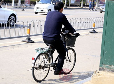 尤其对有过敏史的朋友来说，尽量避免和杨柳絮的正面交锋