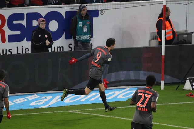 德甲-拜仁3-1逆转暂登榜首 罗本传射莱万2球