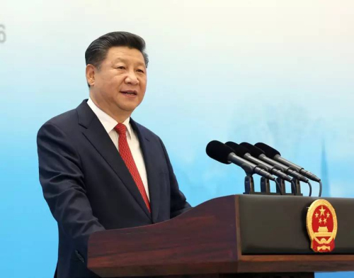 图为：2016年9月3日，国家主席习近平在杭州出席2016年二十国集团工商峰会开幕式，并发表题为《中国发展新起点 全球增长新蓝图》的主旨演讲。