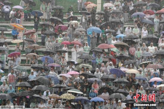 当地时间2016年12月3日，巴西沙佩科在沙佩科恩斯俱乐部主场球场举办包括球员在内的空难遇难者遗体告别仪式，当地民众、沙佩科恩斯俱乐部球迷向遇难者做了最后的告别。