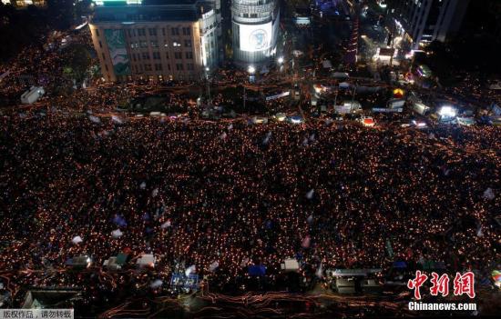 当地时间11月26日，韩国民众举行要求总统朴槿惠下台的第五轮集会。