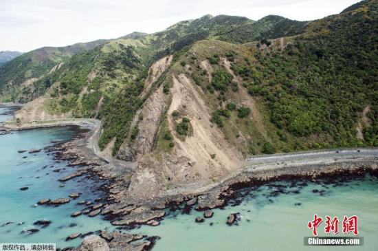 当地时间11月14日，新西兰东海岸的公路被泥沙吞噬，地震导致沿海的山体发生滑坡。北京时间11月13日19时2分（当地时间14日0时2分）在新西兰（南纬42.53度，东经173.05度）发生8.0级地震，震源深度10千米。