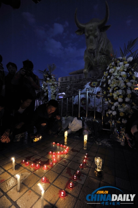 2014年3月2日晚，云南省昆明市火车站广场，市民自发举行烛光仪式悼念遇难者。( Asianewsp