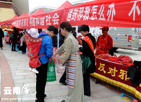 给群众发放宣传品