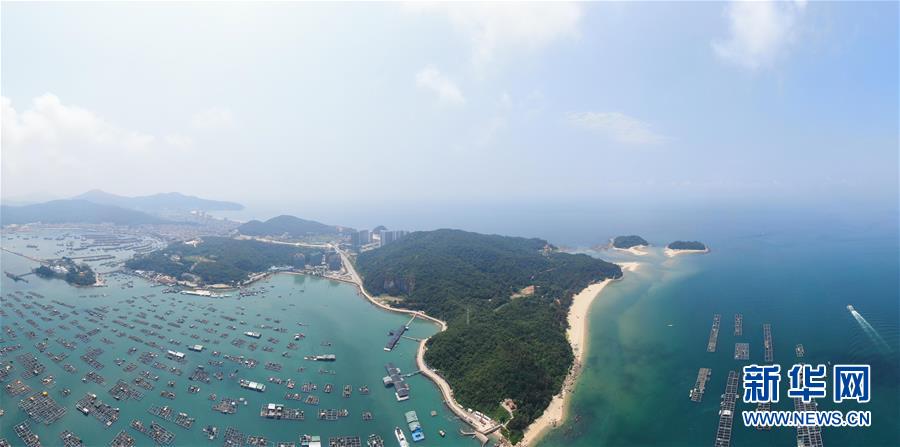 这是5月13日拍摄的海陵岛闸坡国家中心渔港（无人机照片）。 海陵岛位于广东省阳江市西南部，天蓝海碧、山青沙洁，海洋渔业资源丰富。 新华社记者 邓华 摄