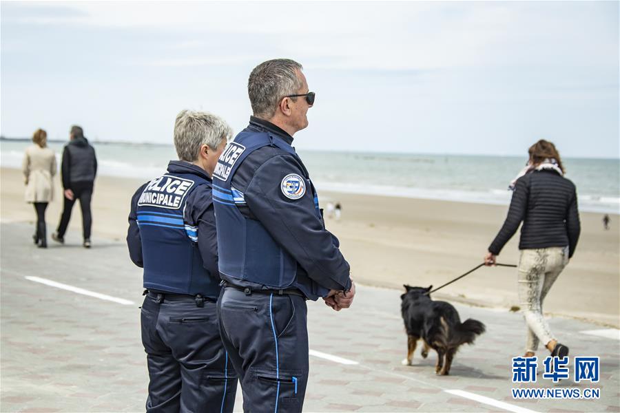 5月16日，在法国北部城市敦刻尔克，人们在海边散步。 16日，法国北部部分海滩在采取卫生防疫措施的前提下重新对公众开放。 新华社发（塞巴斯蒂安·库尔吉 摄）