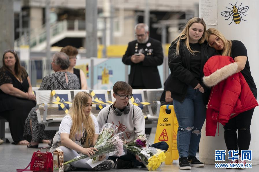 5月22日，在英国曼彻斯特，人们悼念曼彻斯特恐怖袭击中的遇难者。 当日是曼彻斯特恐怖袭击三周年纪念日。2017年5月22日，英国曼彻斯特体育馆发生自杀式爆炸袭击，造成至少22人死亡。 新华社发（乔恩·休珀摄）