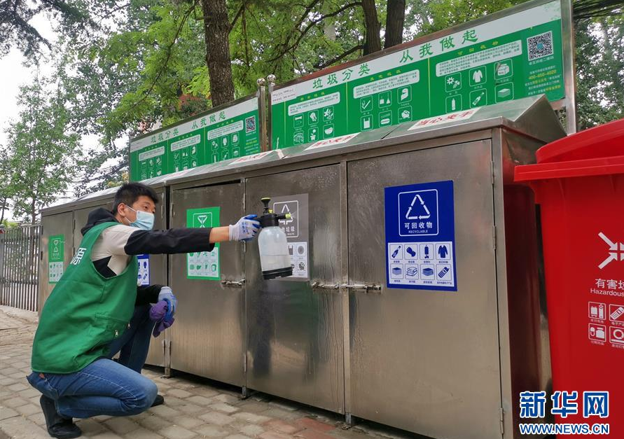 5月22日，丰台区东高地街道的社区工作人员在运送分类垃圾桶。 北京市实施垃圾分类以来，丰台区东高地街道在各个社区内全部安置了分类垃圾桶、分类指示牌，建立了分类垃圾运送、消毒防疫、居民分类投放等一系列制度，并为居民发放家用分类垃圾桶，促进和方便居民实施家庭垃圾分类。 新华社记者 李欣 摄