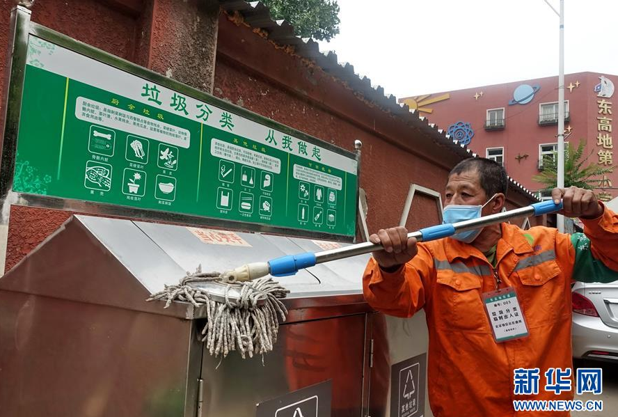 5月22日，丰台区东高地街道的社区工作人员在运送分类垃圾桶。 北京市实施垃圾分类以来，丰台区东高地街道在各个社区内全部安置了分类垃圾桶、分类指示牌，建立了分类垃圾运送、消毒防疫、居民分类投放等一系列制度，并为居民发放家用分类垃圾桶，促进和方便居民实施家庭垃圾分类。 新华社记者 李欣 摄