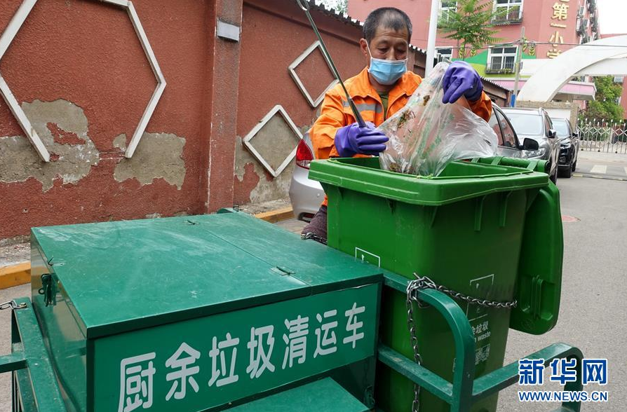 5月22日，丰台区东高地街道的社区工作人员在运送分类垃圾桶。 北京市实施垃圾分类以来，丰台区东高地街道在各个社区内全部安置了分类垃圾桶、分类指示牌，建立了分类垃圾运送、消毒防疫、居民分类投放等一系列制度，并为居民发放家用分类垃圾桶，促进和方便居民实施家庭垃圾分类。 新华社记者 李欣 摄