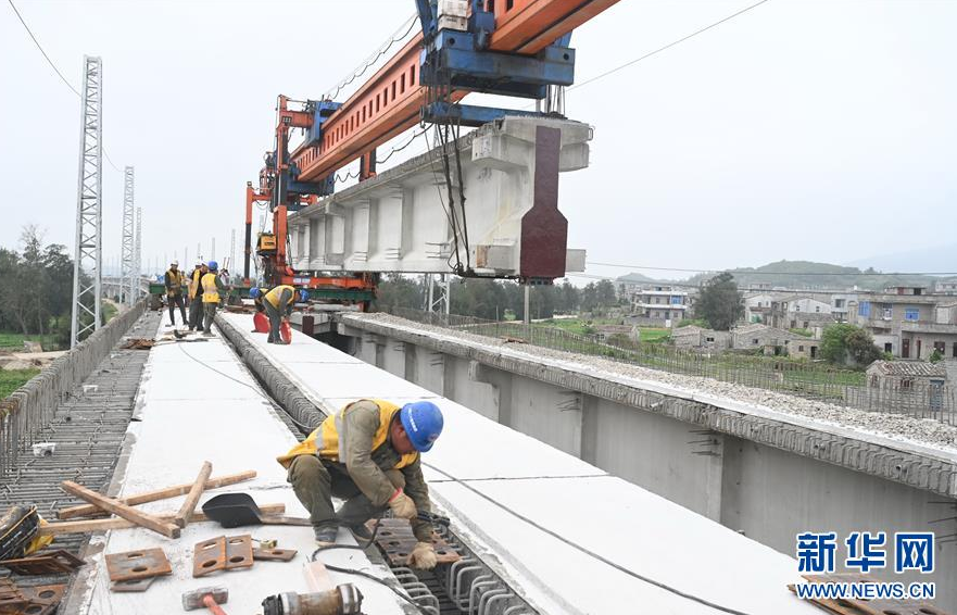 5月20日，福平铁路洋中特大桥最后一片T型梁成功架设（无人机照片）。新华社记者 林善传 摄
