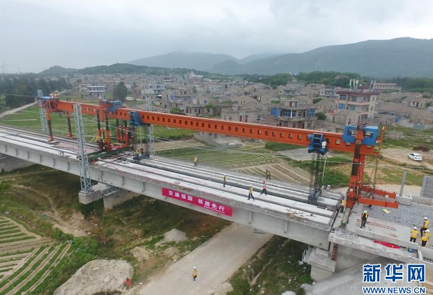 5月20日，福平铁路洋中特大桥最后一片T型梁成功架设（无人机照片）。新华社记者 林善传 摄