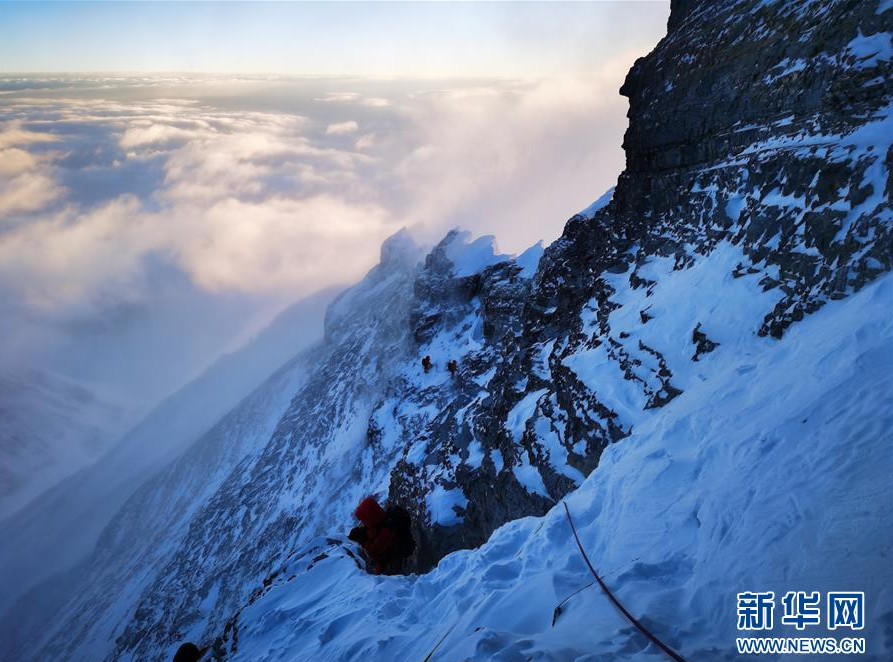 5月27日，2020珠峰高程测量登山队正在向珠峰峰顶挺进。 当日2时10分许，2020珠峰高程测量登山队8名队员陆续从海拔8300米的突击营地出发，向着世界海拔最高的珠峰峰顶挺进。 新华社特约记者 扎西次仁 摄